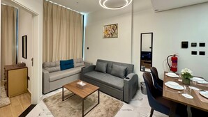 Luxury-Apartment, Balkon, Seeblick | Wohnbereich | 43-Zoll-Smart-TV mit Kabelempfang