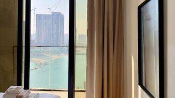 Apartemen Mewah, balkon, pemandangan danau | Tirai kedap cahaya, setrika/meja setrika, dan Wi-Fi gratis