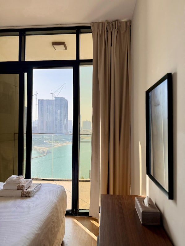 Luxury Apartment, Balcony, Lake View | Blackout drapes, iron/ironing board, WiFi (free)