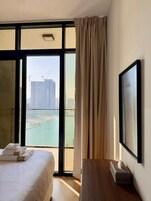 Apartamento superluxo, sacada, vista para o lago | Cortinas blackout, ferros/tábuas de passar roupa, Wi-Fi de cortesia