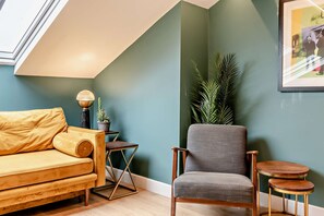 A cozy room with a sofa, a chair, a small table, and a potted plant. - Host Stay The Georgian Quarter Catharine V (Liverpool)