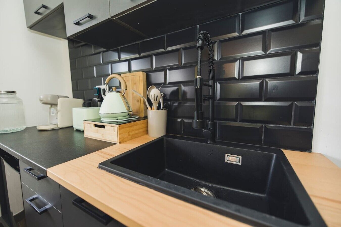 Cafetera o tetera, frigorífico, placa de cocina y tostadora