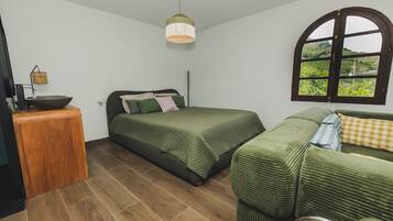 Een bureau, wifi, beddengoed
