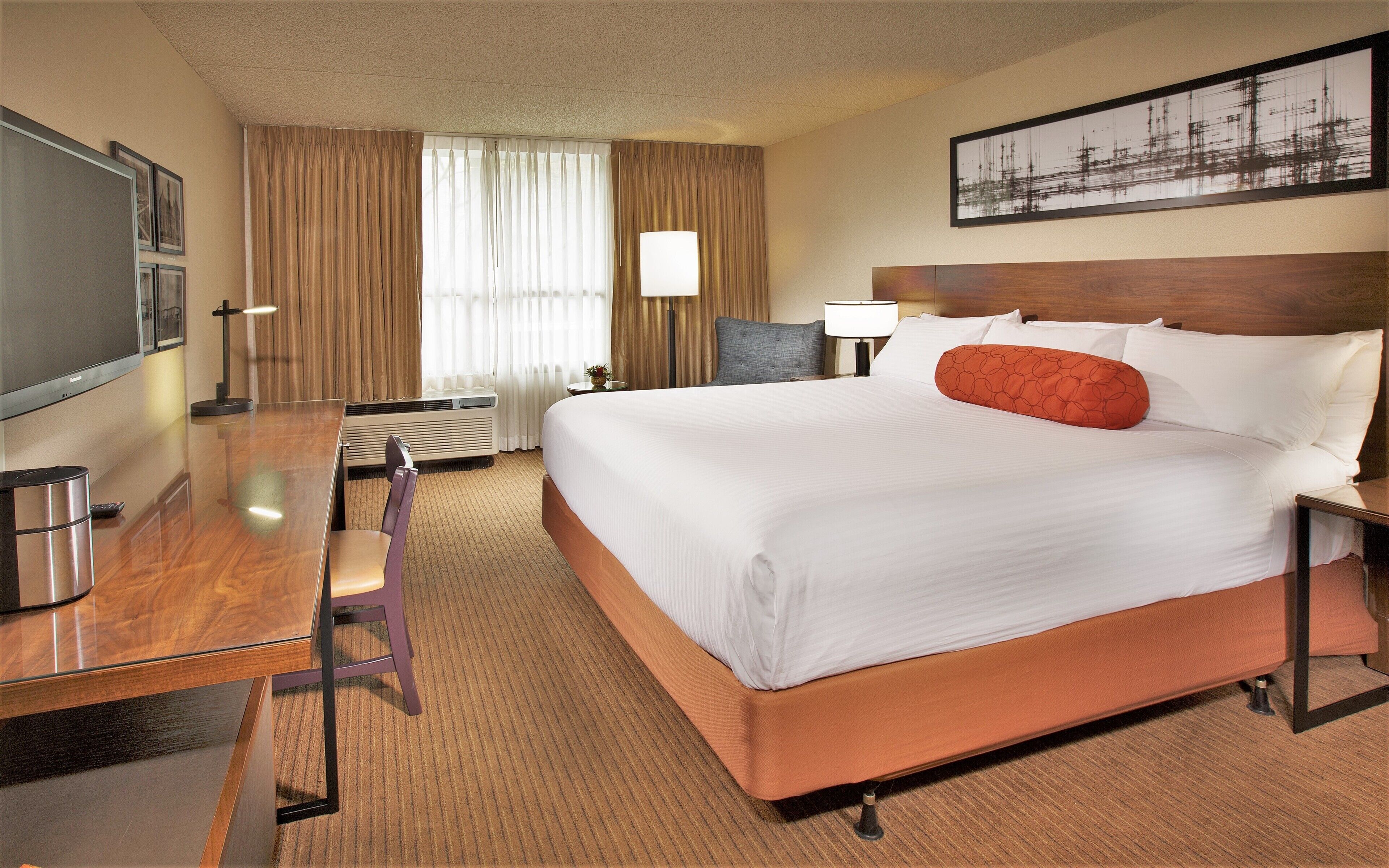 King Room Stay | Courtyard Pool Access | 1.2 Mi To Bellevue Arts Museum - Kirkland, WA