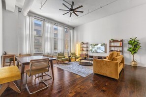 Living area - New Downtown Indy Group Stay +4BR+Sleeps 14 (Indianapolis)