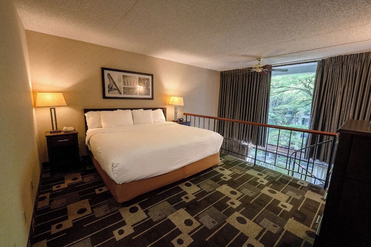 Spacious Townhouse Loft Stay | Courtyard Pool | 1.2 Mi To Bellevue Arts Museum - Kirkland, WA
