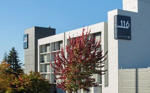 Un bâtiment moderne, sur lequel on peut lire une enseigne indiquant qu’il s’agit de l’hôtel One Six, qui fait partie de la chaîne Coast Hotels.