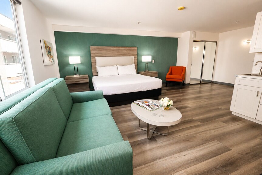 King Studio Suite Steps To Little Italy | 0.8 Mi To B Street Cruise Terminal - San Diego, CA