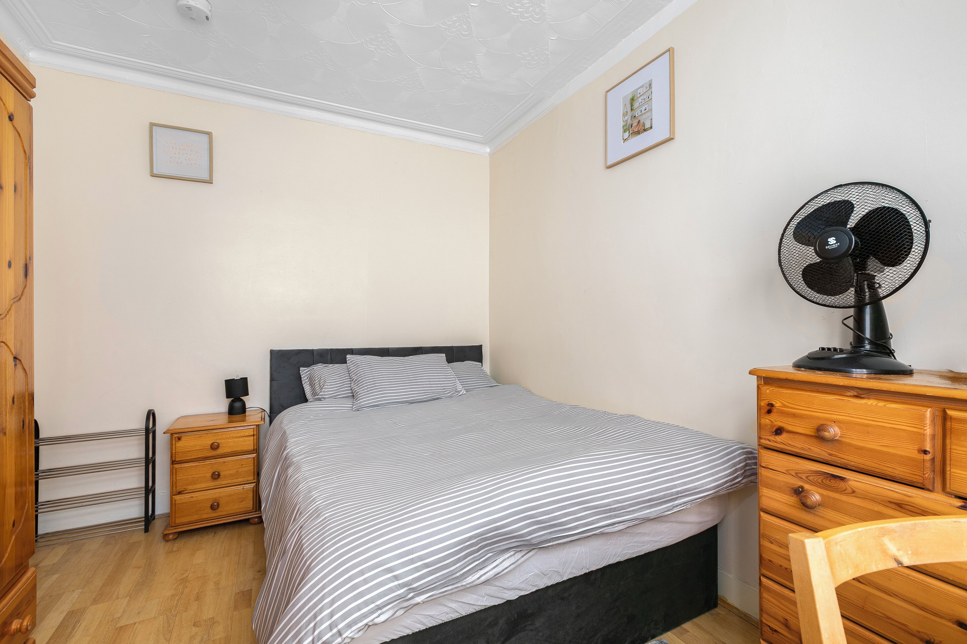 3 slaapkamers, een strijkplank/strijkijzer, wifi, beddengoed