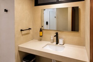 Douche, serviettes fournies, savon, papier toilette