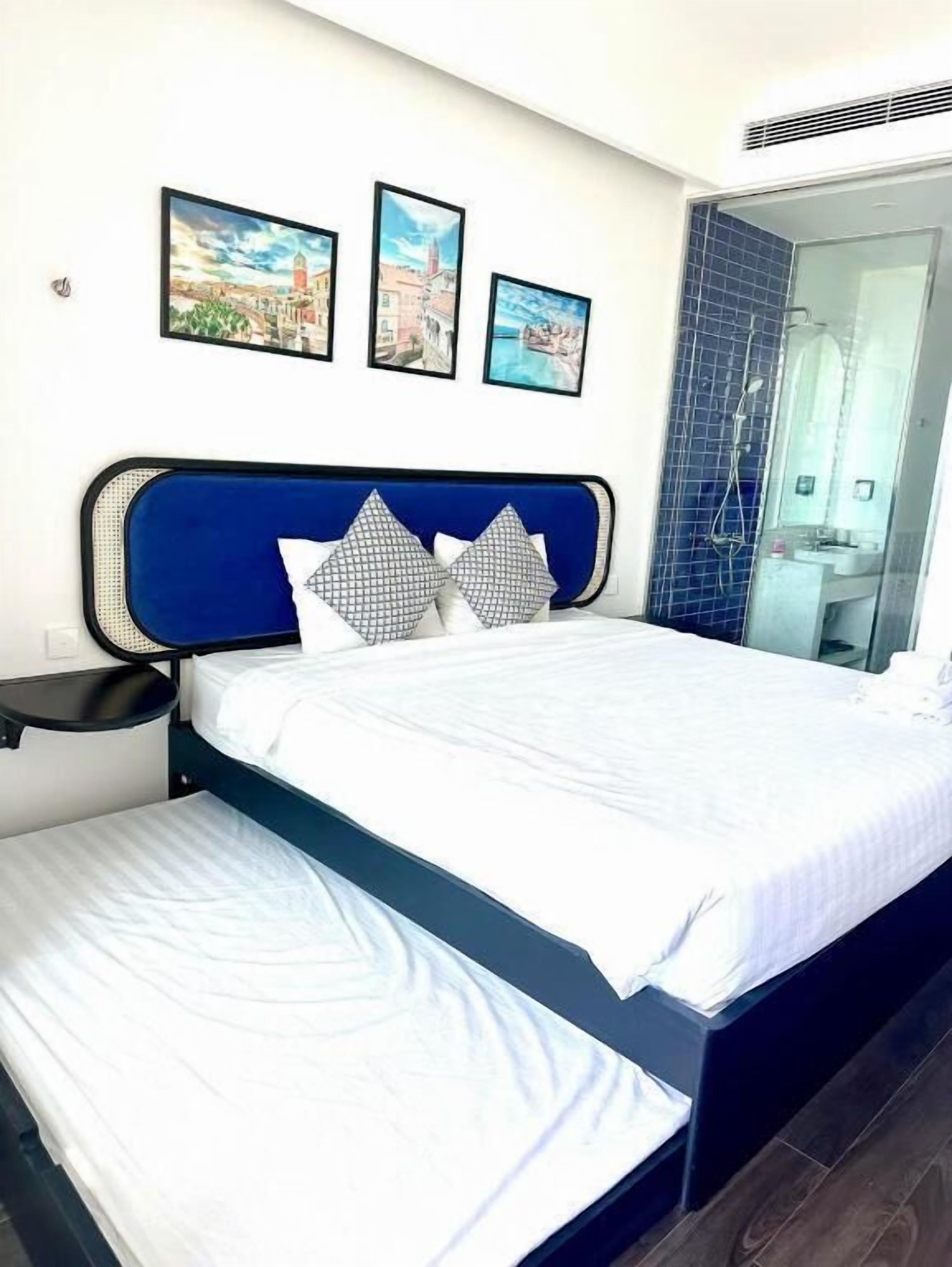 Schreibtisch, Verdunkelungsvorhänge, schallisolierte Zimmer