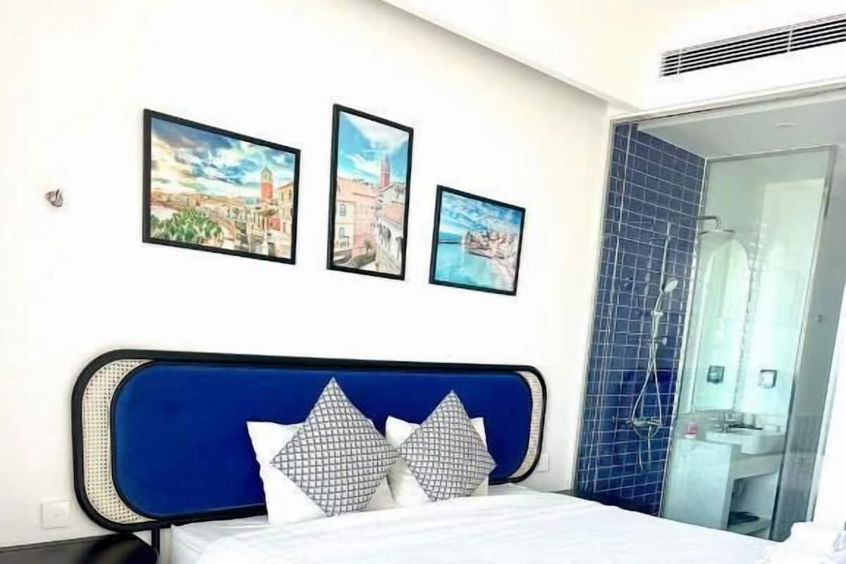 Escritorio, cortinas opacas, sistema de insonorización