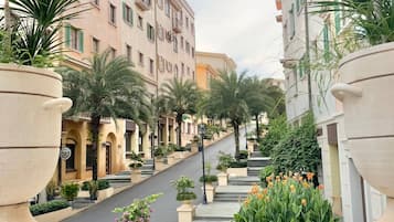 Apartamento familiar, balcón, vistas al mar | Jardines del alojamiento