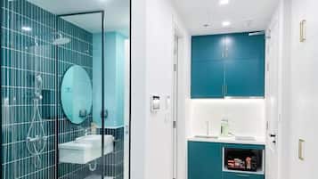 Shower, perlengkapan mandi gratis, sandal, dan kloset