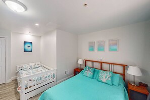 Ein Schlafzimmer mit einem Einzelbett, einem Nachttisch, einer Wandablage und einem Beistelltisch.