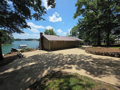 Wonderful 5-bedroom Lake House on Lake Martin