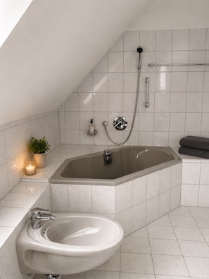 Asciugacapelli, bidet, asciugamani, sapone