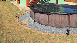 A house with a green exterior, a wooden staircase, and a swimming pool. - Country house for relaxation!! 3 bedrooms, swimming pool, fishing lake, fully equipped kitchen. (Cambuí)