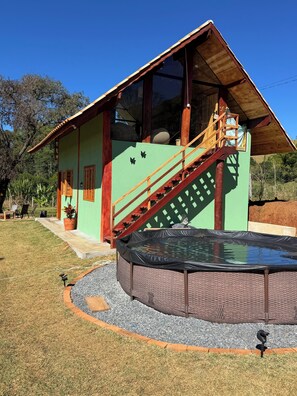 Outdoor spa tub - Chalet, long live life!! A place of peace and tranquility. (Cambuí)
