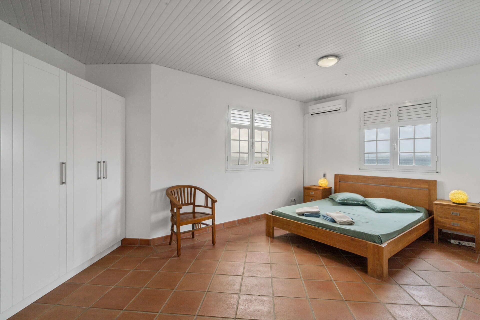 4 bedrooms, iron/ironing board, WiFi (free), bed sheets