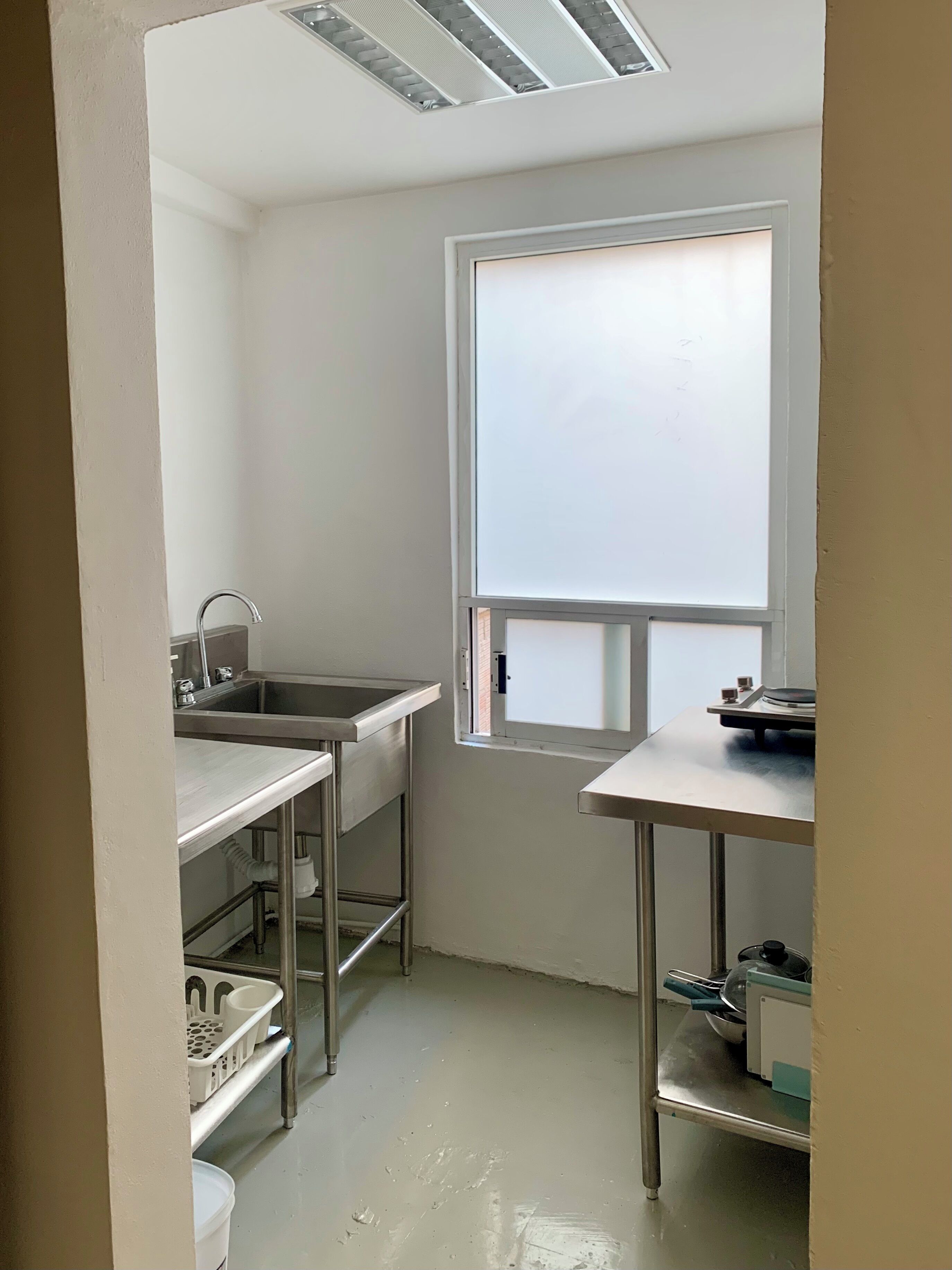 Fridge, microwave, stovetop, cookware/dishes/utensils