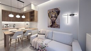 Un interior moderno con comedor, sofá y una obra de arte colgada en la pared.