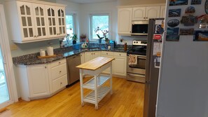 Private kitchen - Beautiful 2 story home in peaceful neighbourhood with cottage type backyard (Winnipeg)