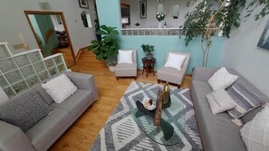 Living area - Beautiful 2 story home in peaceful neighbourhood with cottage type backyard (Winnipeg)