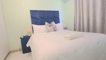 Comfort tweepersoonskamer, uitzicht op tuin | Lakens van Egyptisch katoen, luxe beddengoed, een bureau