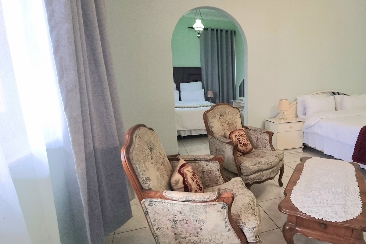 Kamar Double atau Twin Deluks | Seprai katun Mesir, seprai premium, dan meja kerja