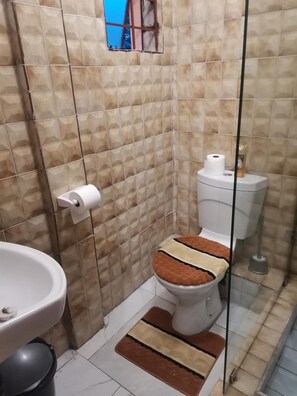Comfort Double Room, Garden View | Bathroom - Ojong's Self-Catering Midrand (Midrand)