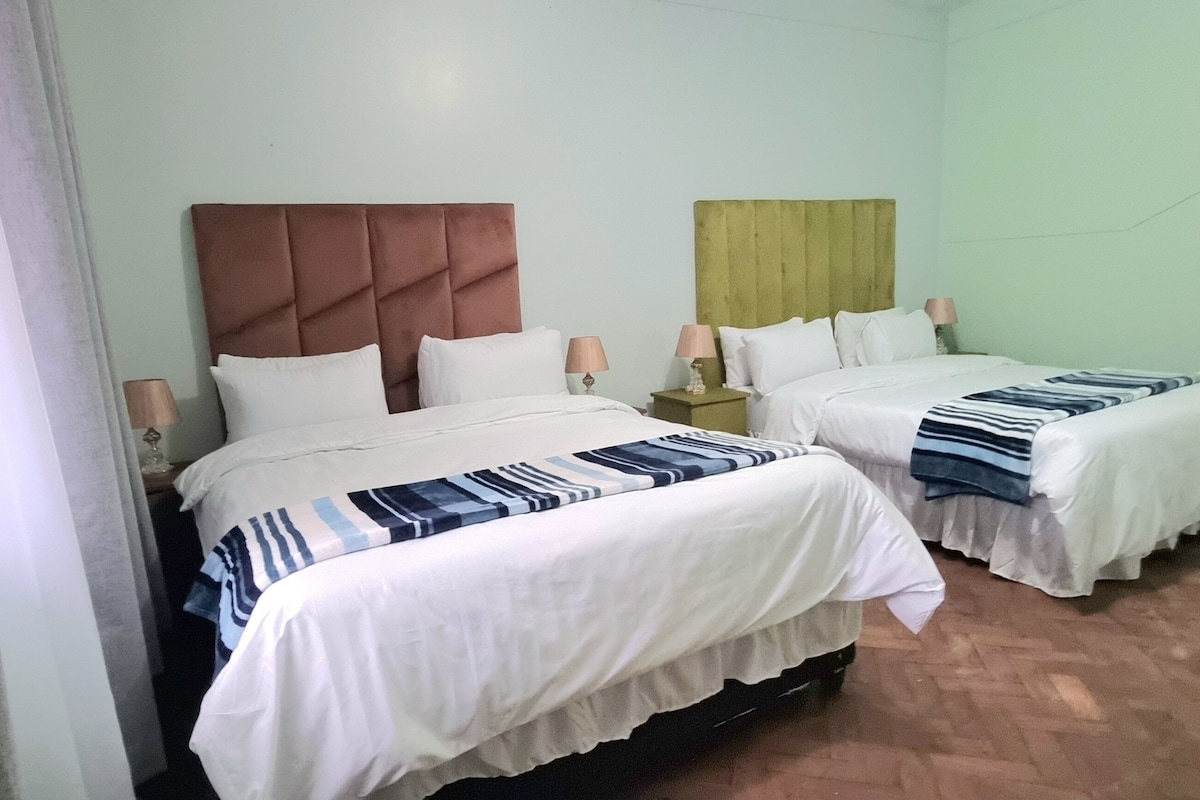 Kamar Double atau Twin Keluarga | Seprai katun Mesir, seprai premium, dan meja kerja