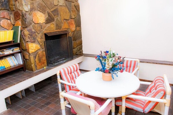 Outdoor dining - Ojong's Self-Catering Midrand (Midrand)
