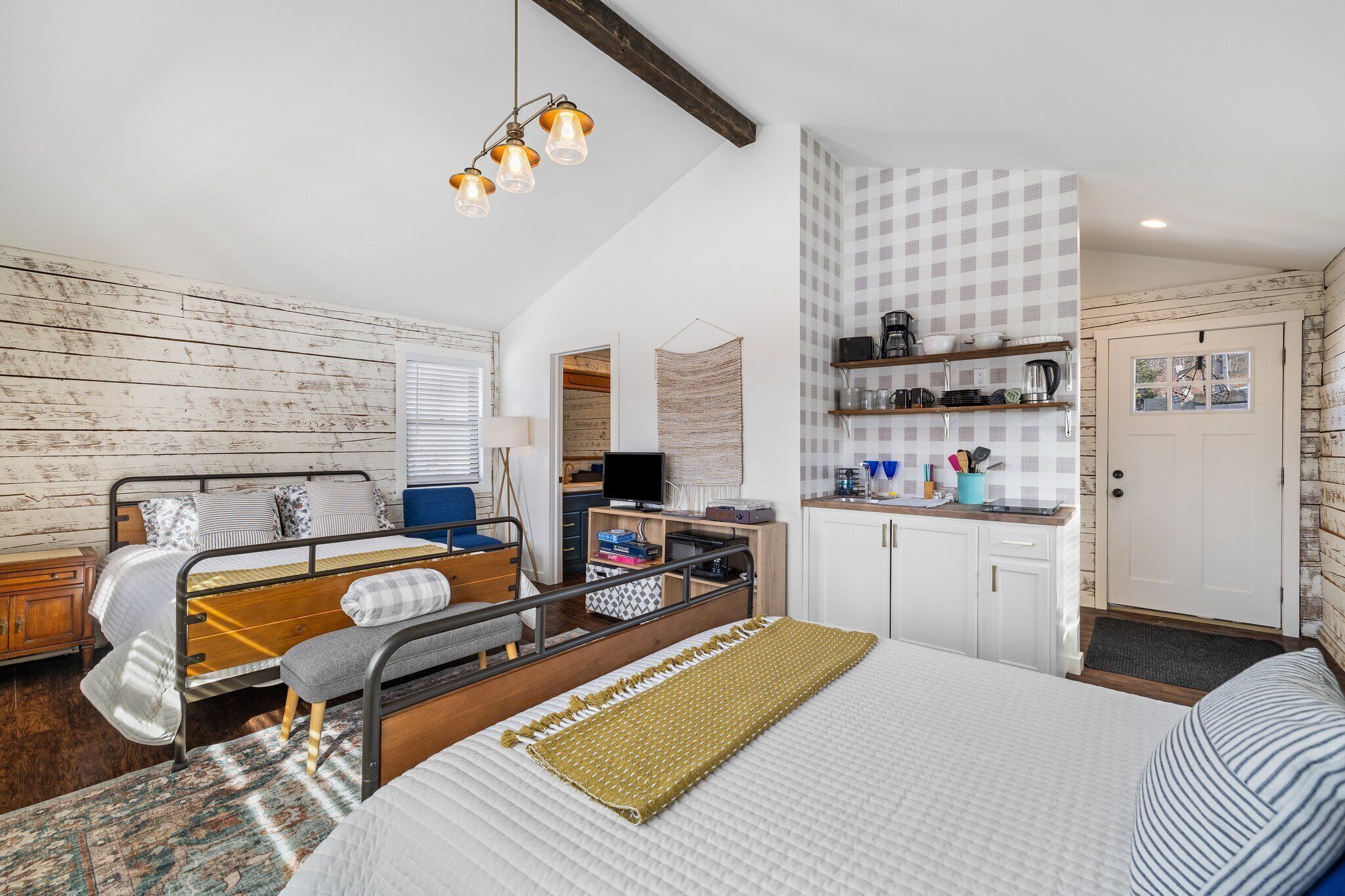 Bright rustic studio with two beds and handy kitchenette
