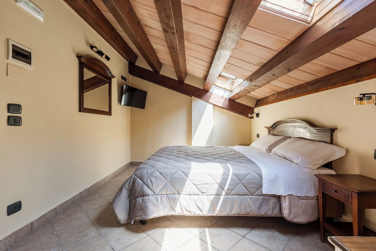 Quarto casal econômico | Frigobar, cofres nos quartos, cortinas blackout