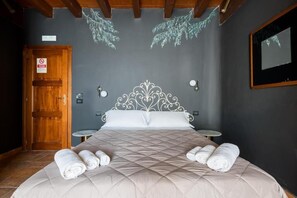 In-room safe, desk, laptop workspace, blackout curtains - Capomulini Boutique Hotel (Capo Mulini)