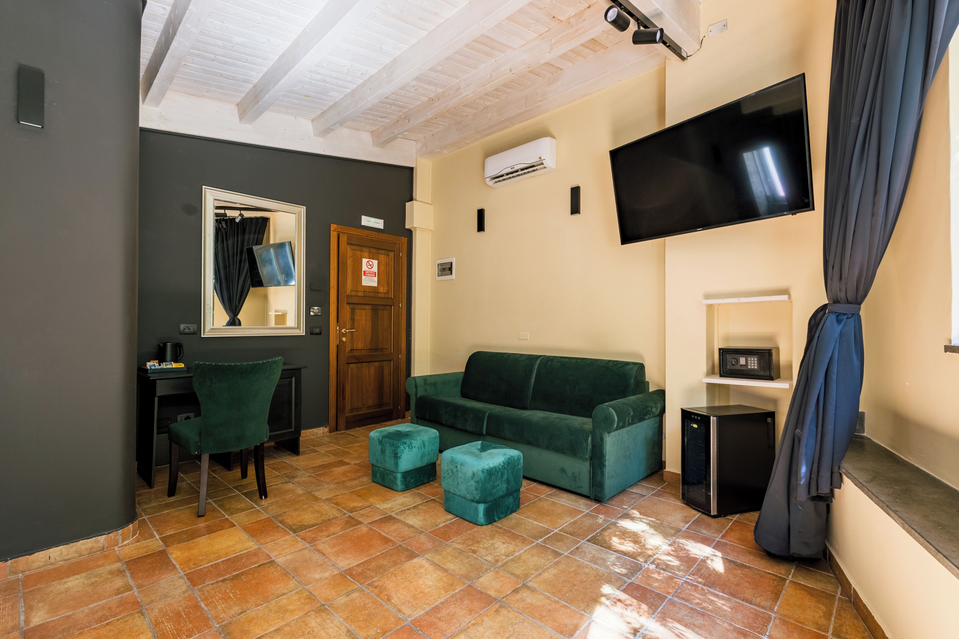 Suite junior, vistas al jardín | Minibar, caja fuerte, cortinas opacas y tabla de planchar con plancha