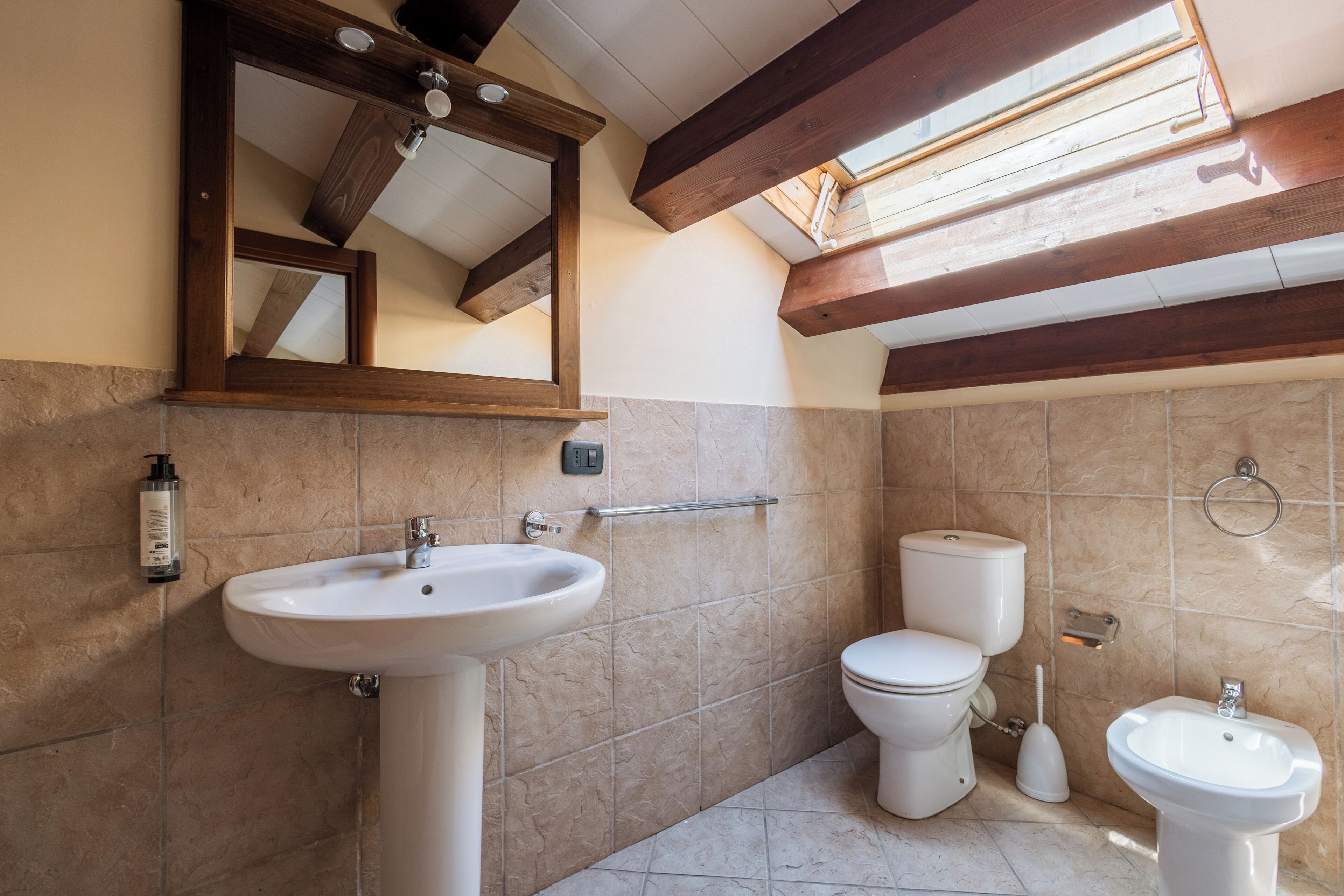 Habitación doble económica | Baño | Regadera, amenidades de baño gratuitas, secadora de cabello, pantuflas 