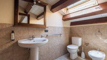 Habitación doble económica | Baño | Regadera, amenidades de baño gratuitas, secadora de cabello, pantuflas