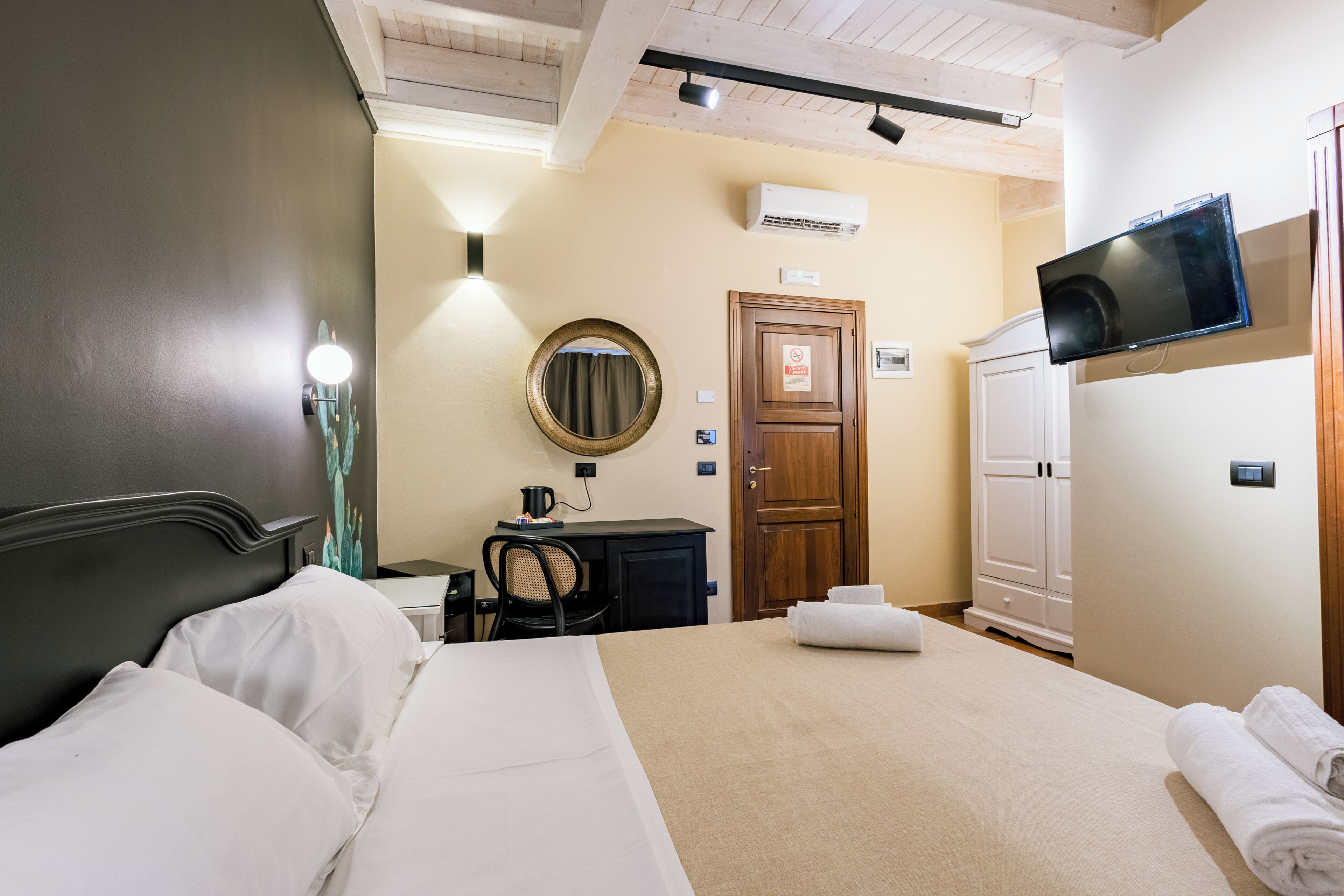Habitación estándar doble | Minibar, caja fuerte, cortinas opacas y tabla de planchar con plancha