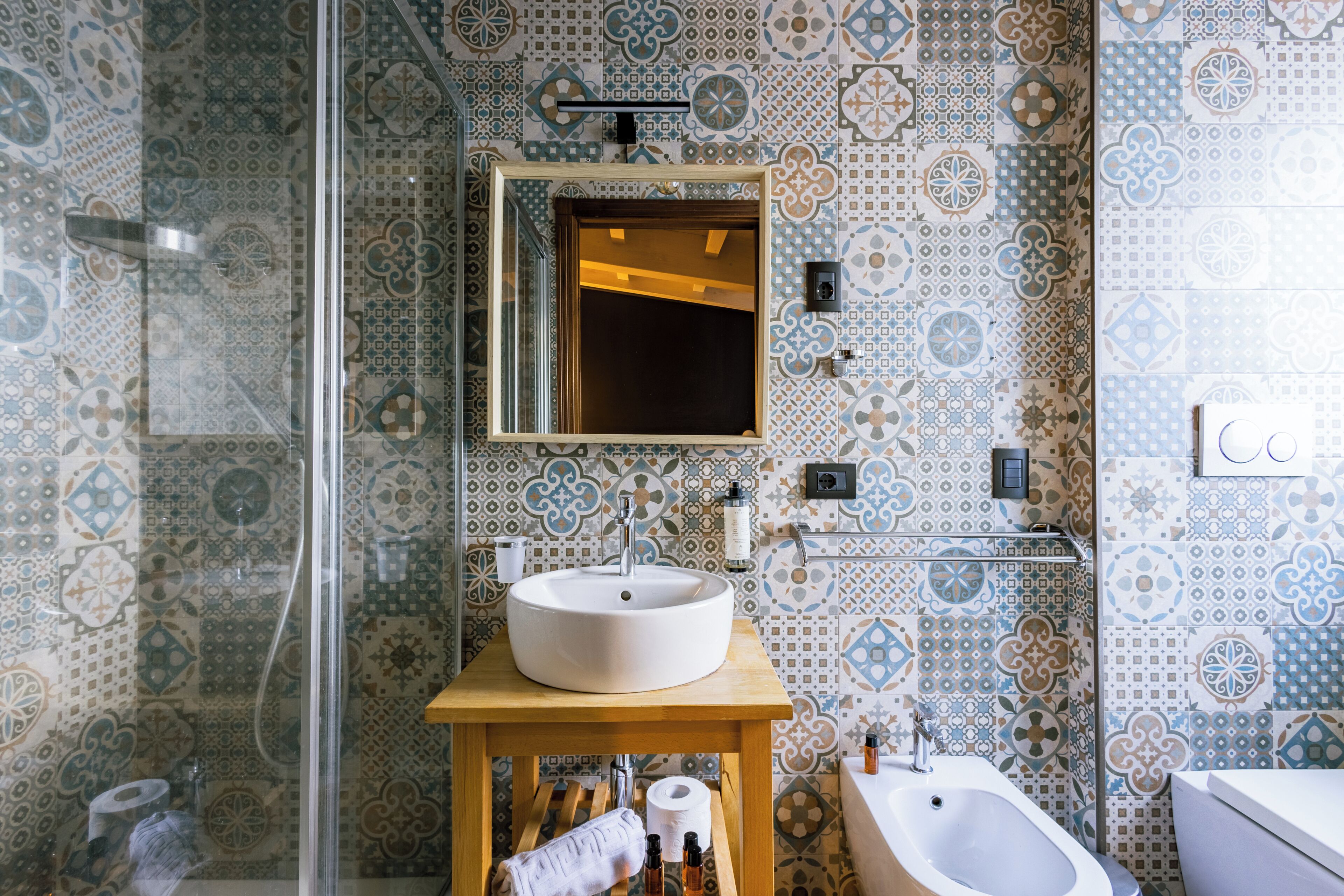 Habitación doble estándar | Baño | Regadera, amenidades de baño gratuitas, secadora de cabello, pantuflas 