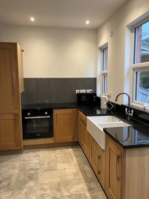 Private kitchen - BKL Seaview House with panoramic views lawned garden   Children dogs welcome (Colwyn Bay)