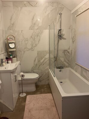 Shower, hair dryer, towels, soap - BKL Seaview House with panoramic views lawned garden   Children dogs welcome (Colwyn Bay)