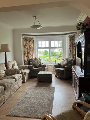 Living area - BKL Seaview House with panoramic views lawned garden   Children dogs welcome (Colwyn Bay)