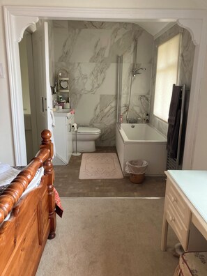 Een douche, een haardroger, handdoeken, zeep