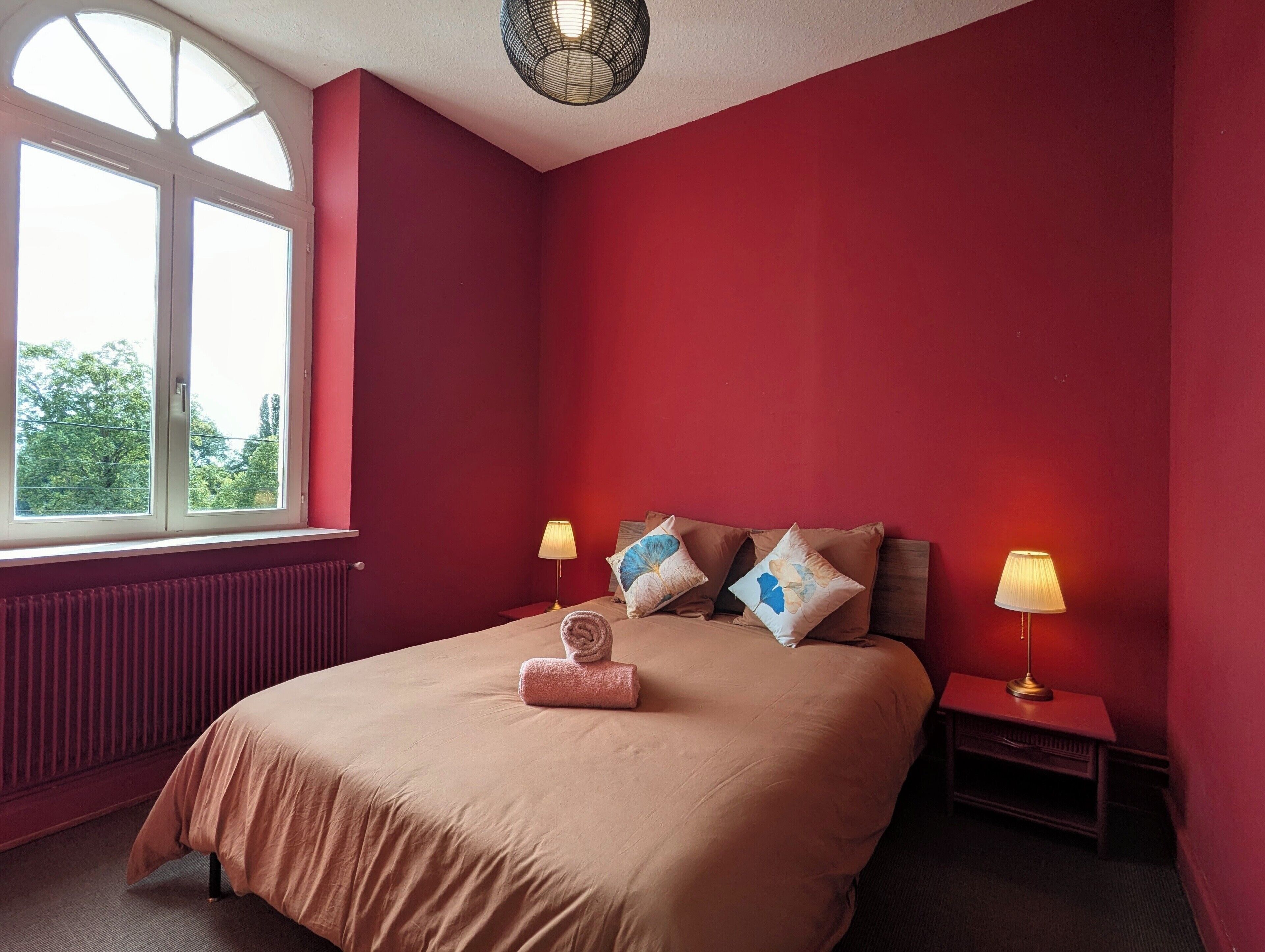 Iron/ironing board, WiFi, bed sheets