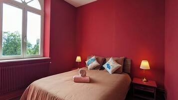 Iron/ironing board, WiFi, bed sheets