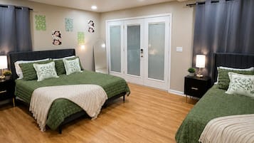 5 Schlafzimmer, Schreibtisch, Bügeleisen/Bügelbrett, Reisekinderbett
