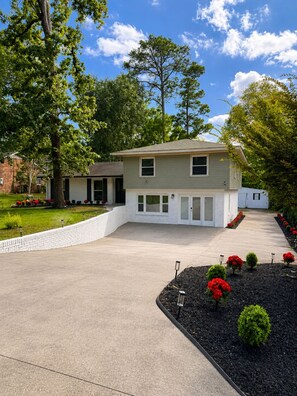 Exterior - 5 BR, 6 King Bed, Game Room, Bar, Pool, Basketball and Pickleball Court, FirePit (Montgomery)