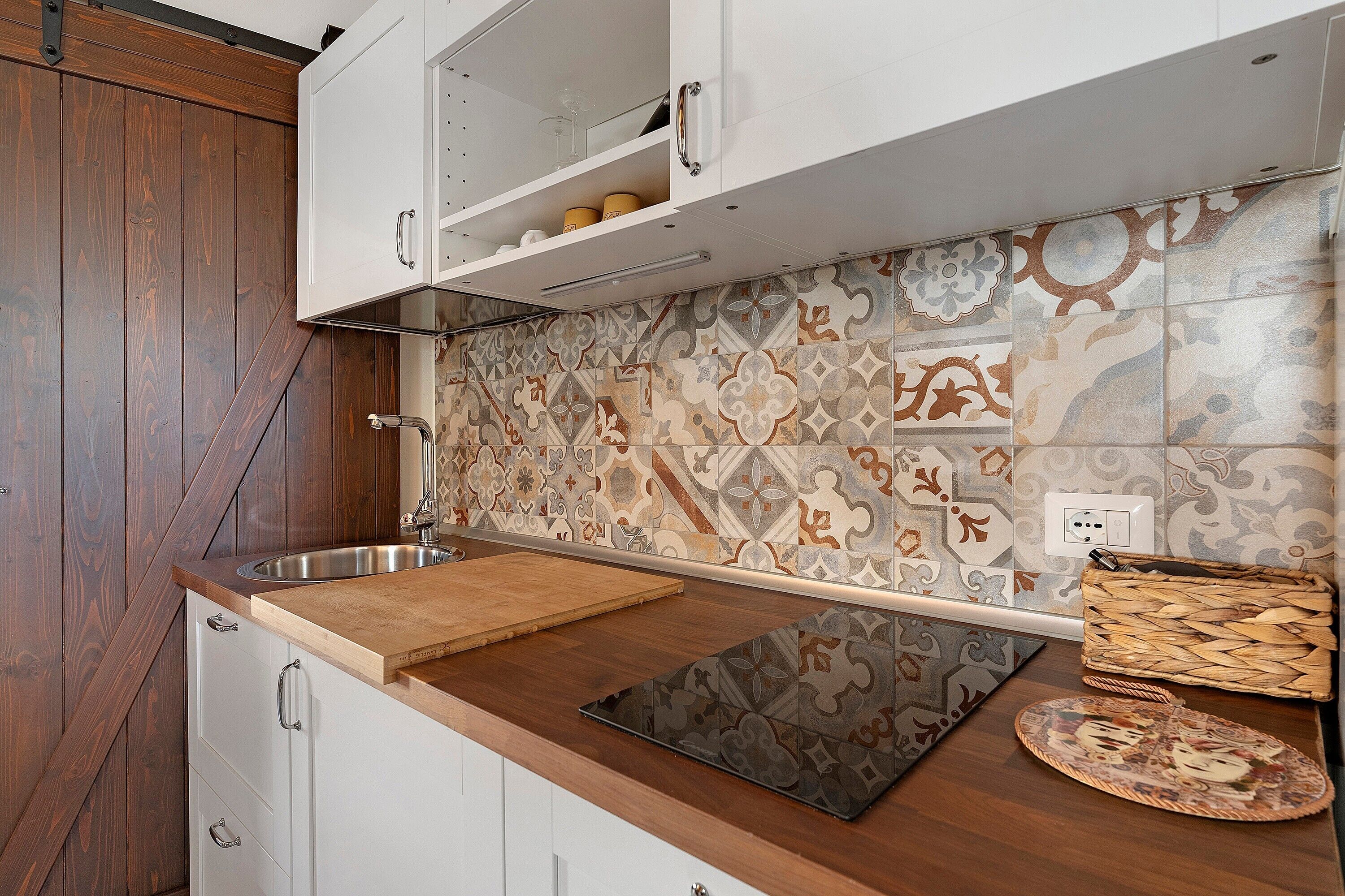 Wasserkocher mit Kaffee-/Teezubehör, Kühlschrank, Mikrowelle, Herdplatte